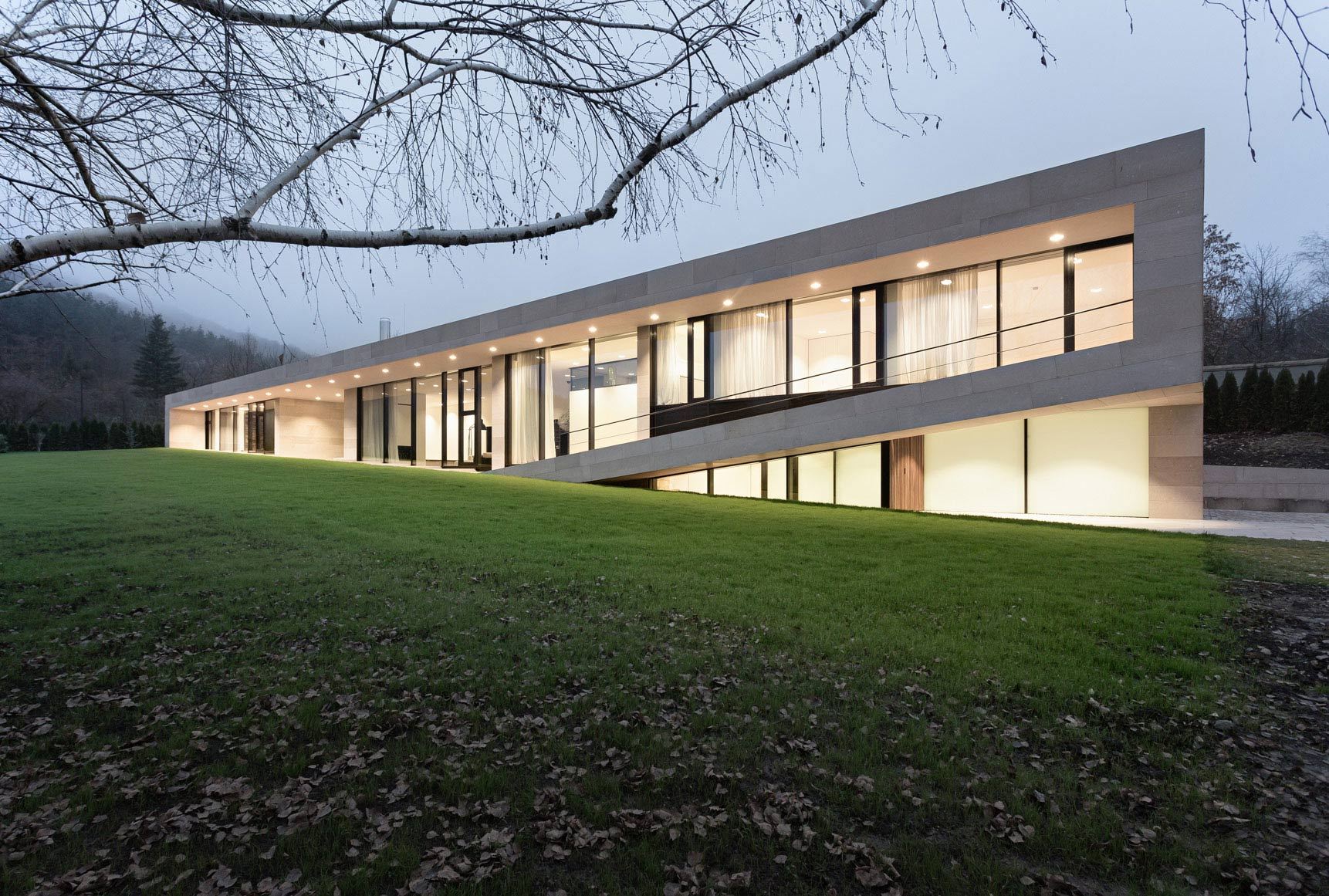保加利亚缓坡上的长条形住宅（Slight Slope Long House） - I/O Architects - 建筑设计案例 - 树状模式